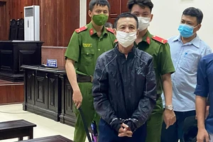 Đổ xăng đốt vợ vì không chịu đưa giấy tờ xe của con trai