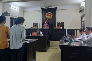 Vụ đổ xăng lên người định tự tử để đòi nhà: Y án 2 bị cáo xâm phạm chỗ ở