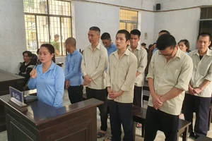 Phạt tù 10 bị cáo mua bán thiếu nữ phục vụ quán karaoke