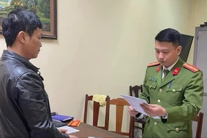 Bắt phó phòng giả mạo trong công tác ở Phú Thọ