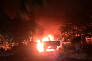 Đốt xe ô tô của chủ cơ sở đá hoa cương vì món nợ 5 triệu đồng