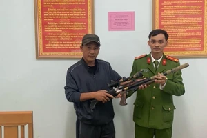 Người dân Quảng Bình giao nộp hàng trăm khẩu súng 