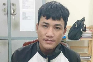 Điều khiển gàu xe múc đập vào người và xe chỉ huy trên công trường