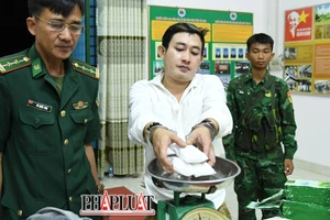 Vừa mang 2,3 kg ma túy lọt qua cửa khẩu thì bị bắt
