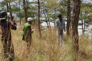 Du khách tá hỏa phát hiện người đàn ông chết trong tư thế treo cổ trên núi 