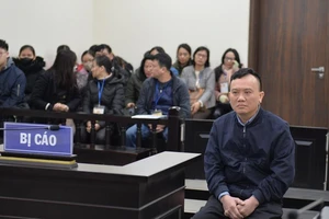 Cựu giám đốc CDC Hà Nội chóng mặt, nhập viện nên tòa hoãn xử