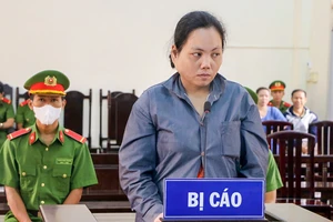 Tạt xăng đốt chồng vì chuyện bồng con