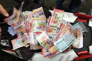 Truy tố thanh niên thó 120 tờ vé số trên vỉa hè