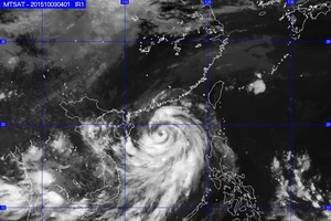 Bão số 4 giật cấp 13-14 trên biển Đông đang tiến vào đất liền