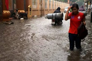 Mưa lớn, hàng loạt tuyến phố thủ đô bị ngập nặng