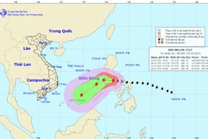 Siêu bão Melor giật cấp 17 tiến thẳng vào biển Đông