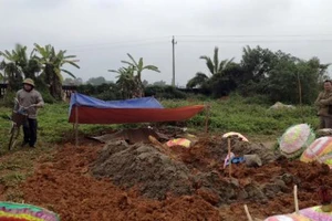 Truy bắt kẻ đào mộ trộm thi thể cụ bà 93 tuổi