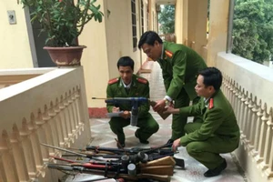 Vận động người dân giao nộp 75 khẩu súng tự chế 