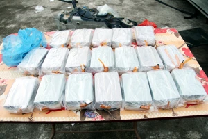 Bắt hai vợ chồng mang 78 bánh heroin vào Việt Nam tiêu thụ
