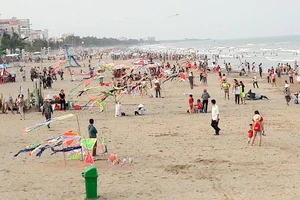 Nhiều ca sĩ biểu diễn trong đêm khai hội Sầm Sơn 2016