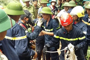 Đưa phu vàng cuối cùng kẹt dưới hầm sâu lên mặt đất