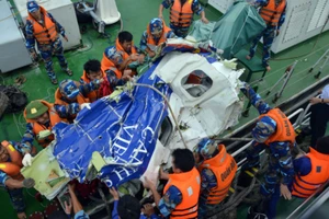 Đang trục vớt vật thể nghi là máy bay CASA 212 và hộp đen 