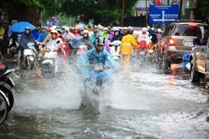 Bầu trời tối sầm và mưa như trút, phố Hà Nội lại thành sông