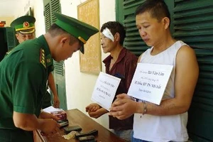 Bắt 2 người buôn heroin, dùng súng điện tấn công bộ đội