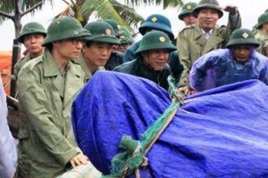 Phó Thủ tướng Vũ Đức Đam trực tiếp đẩy thuyền tránh bão cùng ngư dân
