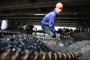 Chậm tham gia EITI: Việt Nam được gì và mất gì