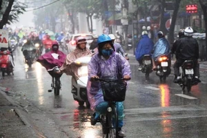 Miền Bắc rét đậm, lũ dâng cao trên sông Hồng