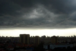 Hà Nội mưa lớn, miền Nam coi chừng tố lốc