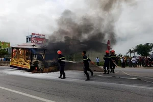 Xe tang bốc cháy, người thân kéo vội quan tài ra ngoài