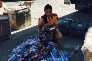 Bắt hàng ngàn súng, kiếm nhựa trên xe tải