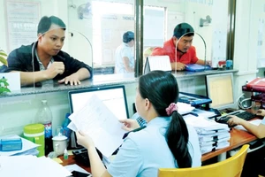 Đề nghị giảm một loạt phí, có loại giảm trên 80% 