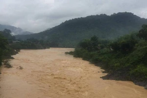 Thi thể hai người Lào bị lũ cuốn sang Việt Nam