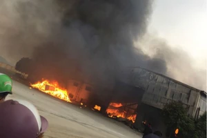 Cháy kinh hoàng nhà máy bánh kẹo xứ Thanh