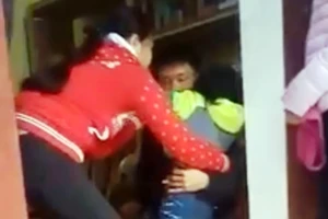 Vụ mẹ trở về giành quyền nuôi con: Thẩm phán nói gì?