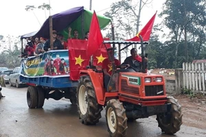 Nhà thủ môn Bùi Tiến Dũng chật kín người cổ vũ bóng đá