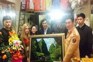 Công an tặng quà người quay clip đôi nam nữ vu vạ CSGT