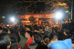 Biển người ở đền Trần trong đêm khai ấn