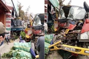Xe cứu hộ đâm xe tải, sập nhà dân làm 3 người nhập viện