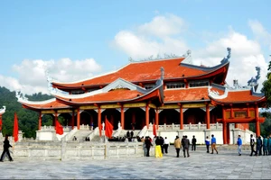 Bị yêu cầu kiểm điểm vì xây thừa nhà vệ sinh