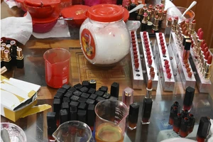 Cảnh sát bắt quả tang cơ sở sản xuất hàng ngàn thỏi son giả