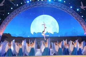 Hàng vạn người dự đêm khai hội du lịch Sầm Sơn