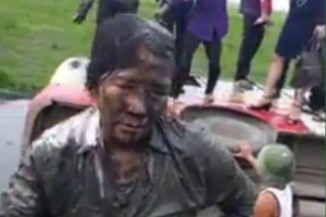 Tránh xe ngược chiều, xe bus cùng hàng chục người 'tắm bùn'