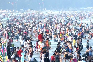 'Biển người' chen chúc đổ về biển Sầm Sơn ngày nghỉ lễ