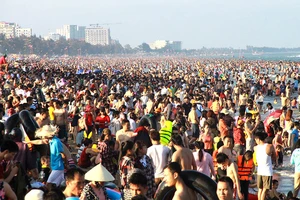 Cả vạn người đổ về Sầm Sơn 