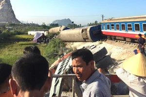 Hàng trăm chiến sĩ giải cứu vụ lật tàu kinh hoàng