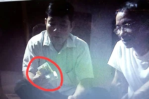 Huyện yêu cầu làm rõ clip trưởng công an đánh bạc