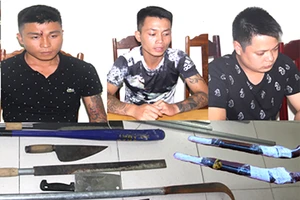 6 thanh niên nhiều lần nã súng vào nhà dân