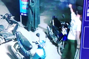 Trưởng công an nổ súng khi bị uy hiếp