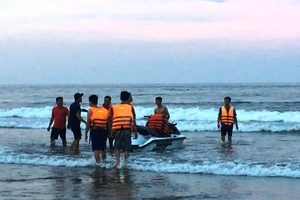 4 người tắm biển bị sóng cuốn trôi