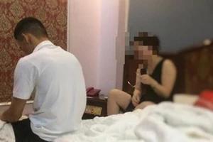 Cảnh cáo, chuyển công tác CSGT vào nhà nghỉ với vợ người khác