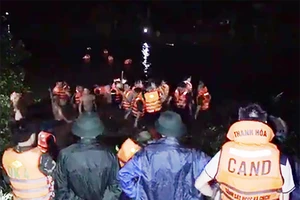 Xe máy tống 4 lao xuống sông, 2 người tử vong